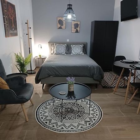 Petite Suite With Backyard. Mytilene Exterior foto